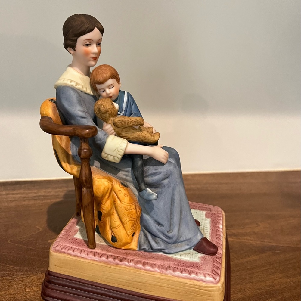 Beautiful Norman Rockwell collectible music box “bedtime”